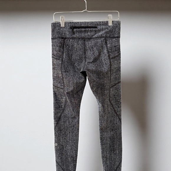 Women’s Lululemon Grey White Leggings with Pockets! Size 6! - Picture 3 of 9